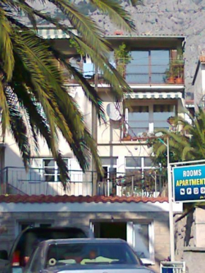Apartments with a parking space Makarska - 11415